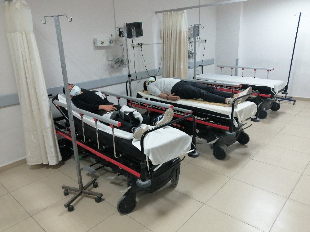 Otomobille çarpışan ticari araç refüjde takla attı! 3 yaralı