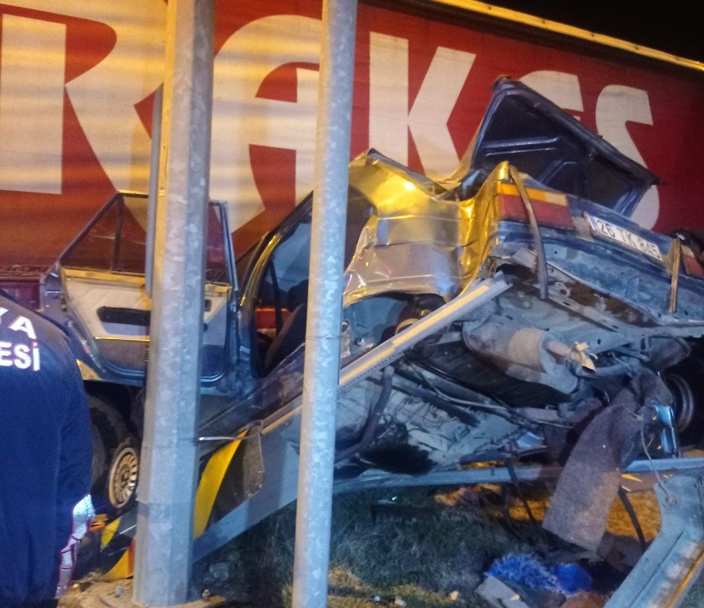 Akşehir'de tır çarpışan otomobil hurdaya döndü! 5 yaralı