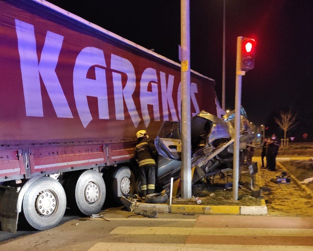 Akşehir'de tır çarpışan otomobil hurdaya döndü! 5 yaralı