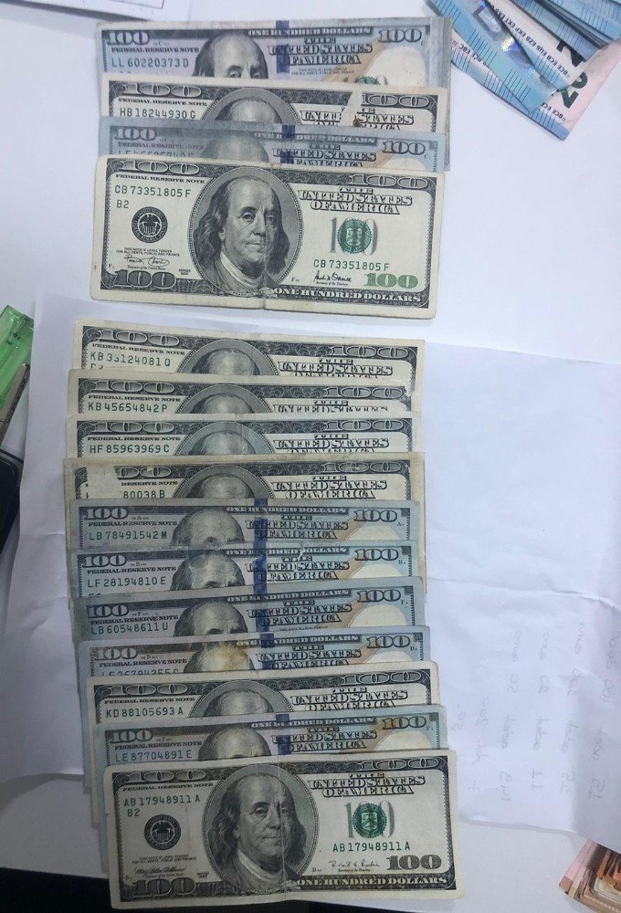 AVM'den sahte dövizle cep telefonu almak istediler! Üzerinden binlerce euro ve dolar çıktı
