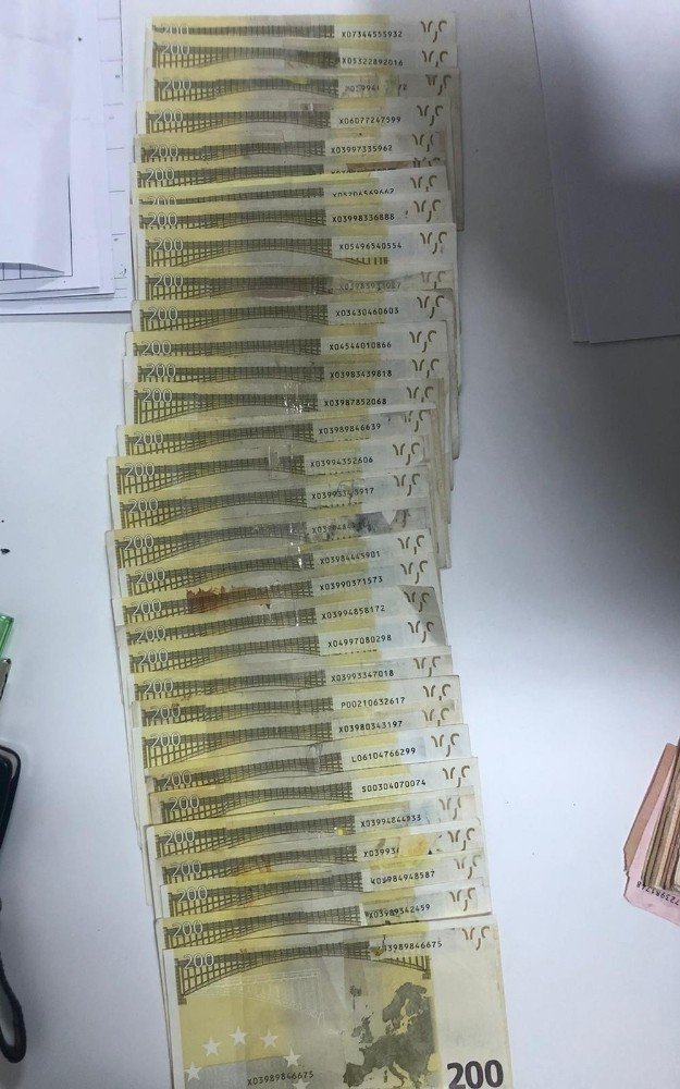 AVM'den sahte dövizle cep telefonu almak istediler! Üzerinden binlerce euro ve dolar çıktı