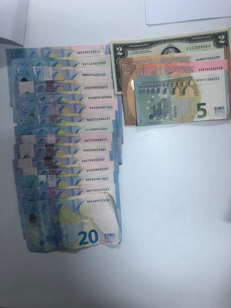AVM'den sahte dövizle cep telefonu almak istediler! Üzerinden binlerce euro ve dolar çıktı