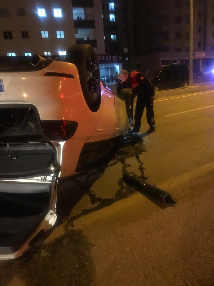 Refüje çarparak takla atan sürücü kazayı küçük sıyrıklarla atlattı