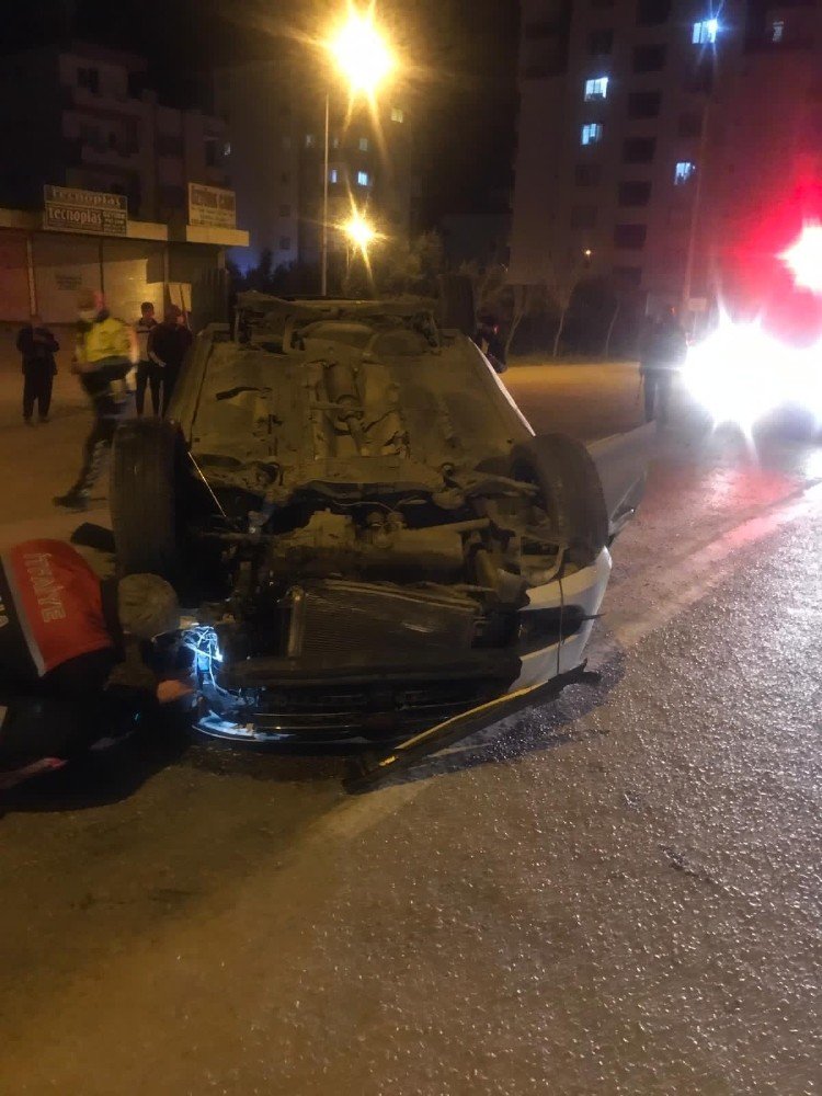 Refüje çarparak takla atan sürücü kazayı küçük sıyrıklarla atlattı