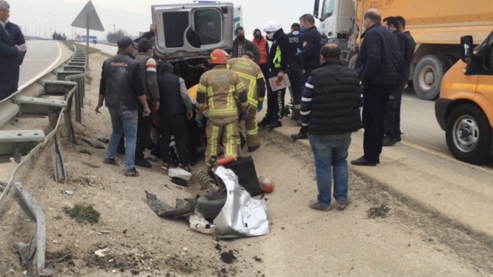 Tekerleği kopan araç taklalar attı! Sıkıştığı yerde dakikalarca kurtarılmayı bekledi