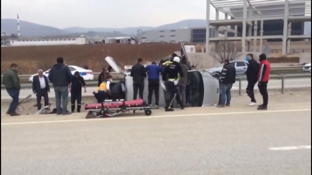 Tekerleği kopan araç taklalar attı! Sıkıştığı yerde dakikalarca kurtarılmayı bekledi