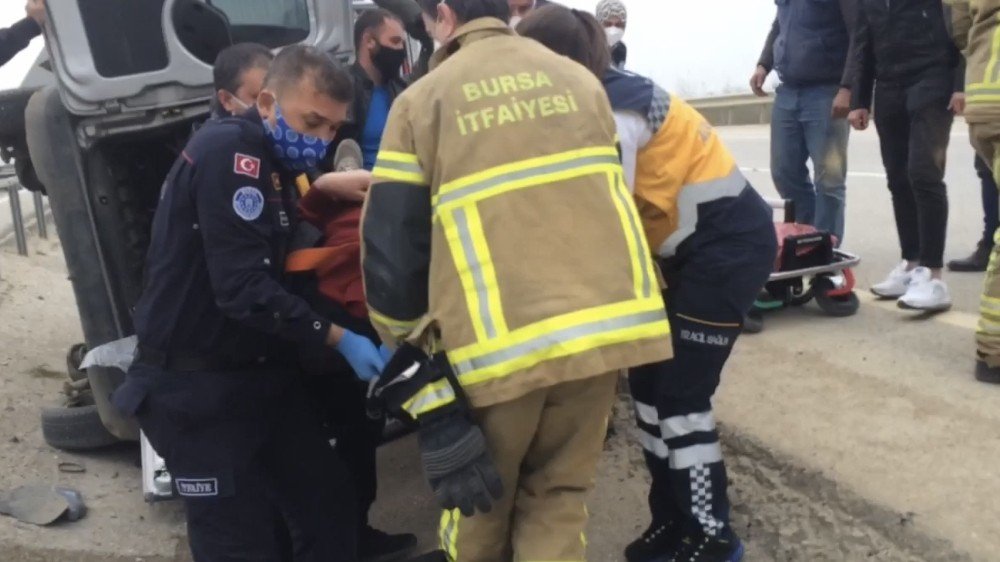 Tekerleği kopan araç taklalar attı! Sıkıştığı yerde dakikalarca kurtarılmayı bekledi