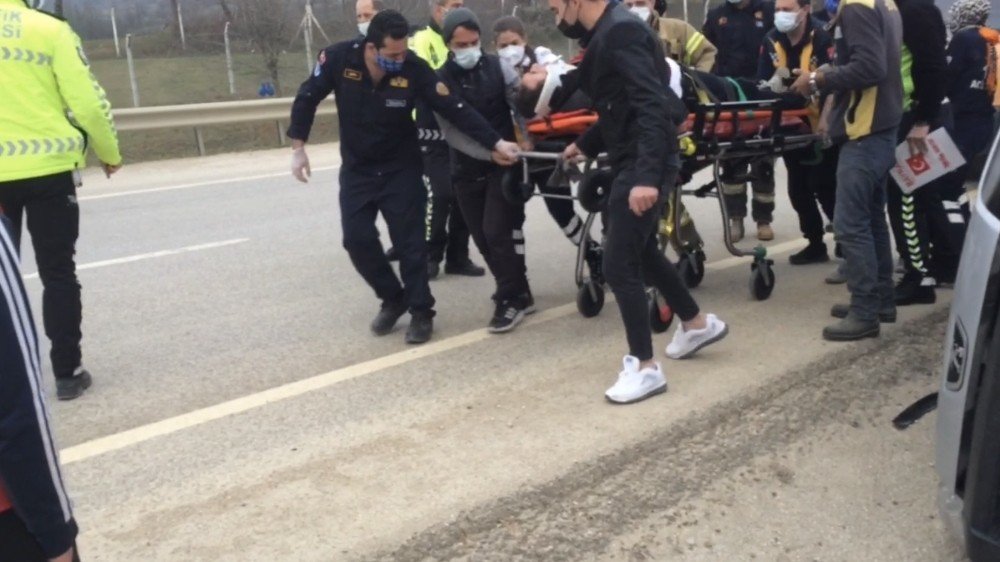 Tekerleği kopan araç taklalar attı! Sıkıştığı yerde dakikalarca kurtarılmayı bekledi