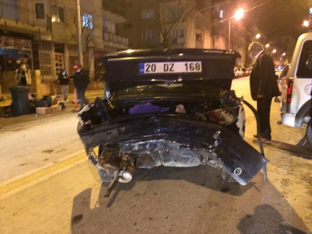 Önüne fırlayan köpeği ezmemek için otomobillere çarptı