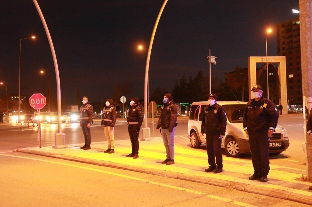 Aksaray cadde ve sokaklarında İstiklal Marşı yankılandı