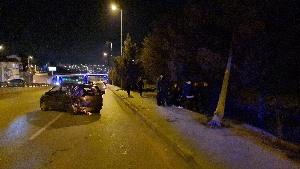 Elektrik direğine çarpan sürücü anne babasına sarılıp gözyaşlarına boğuldu