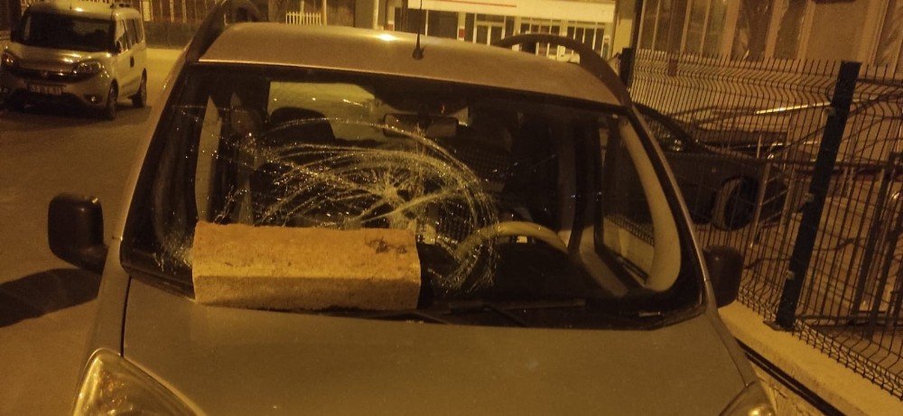 Konya’da kısıtlamada araçlara taşla zarar veren 17 yaşındaki saldırgan yakalandı!