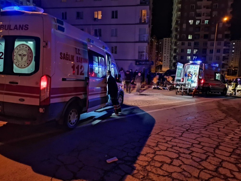 Servis minibüsü iki otomobille çarpıştı! 1 ölü 2'si ağır 5 yaralı