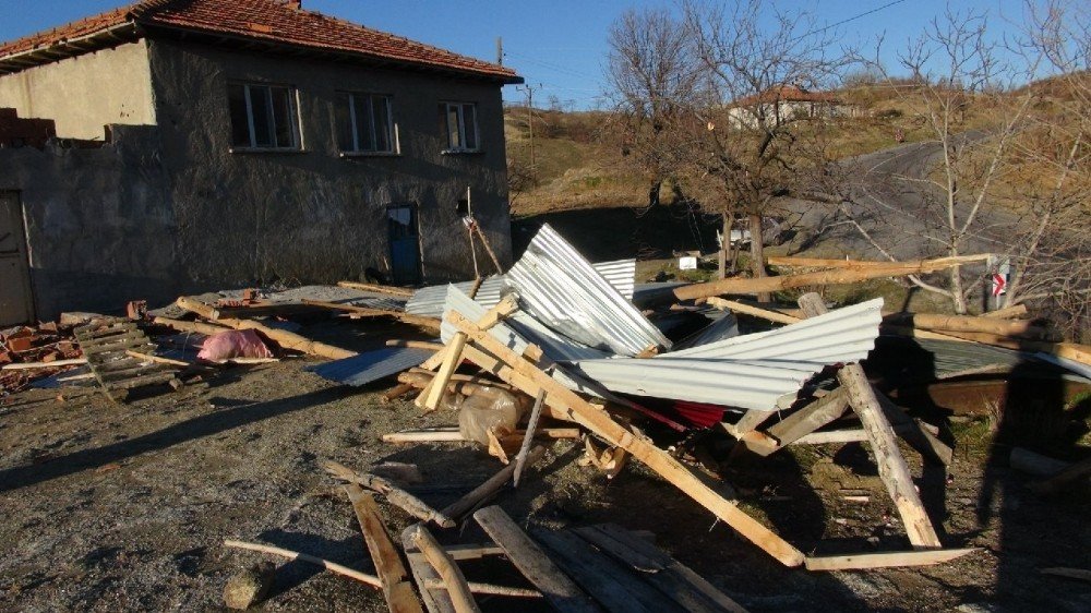 Şiddetli fırtına onlarca ahırın ve evin çatısını uçurdu! Ağaçlar kökünden söküldü