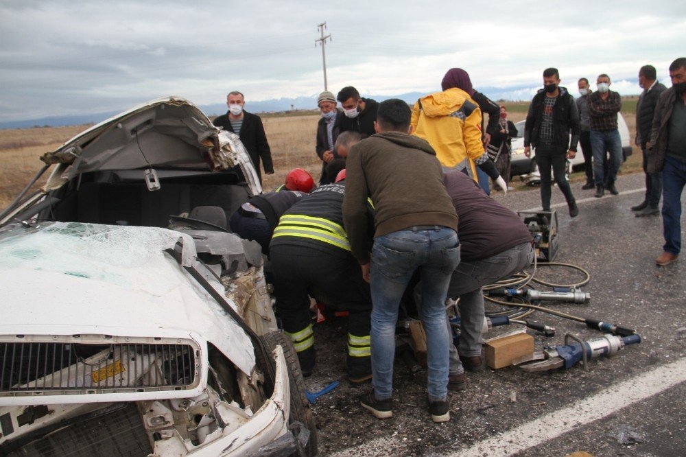 Konya'da tekstil İşçilerini taşıyan servis otomobille çarpıştı! 2 yaralı
