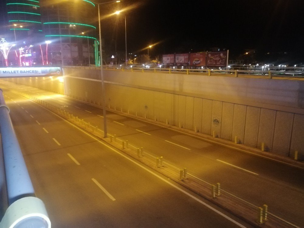 Sinir krizi geçiren genç kız alt geçide atladı