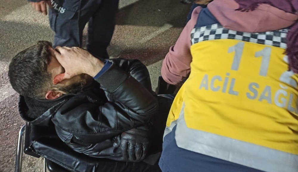 İki grubun satırlı kız kavgasında kan aktı