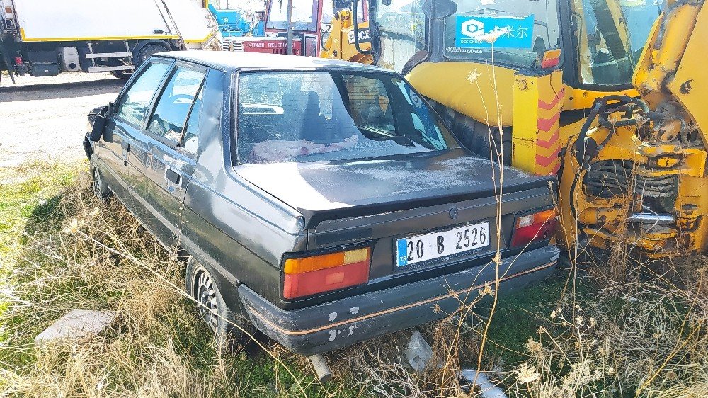 Konya'da 7 yıldır yediemin otoparkında bekleyen arabanın parası park ücretini karşılamıyor