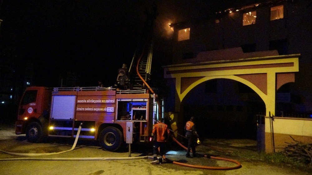 Alev alev yanan yurt binası büyük korku yaşattı