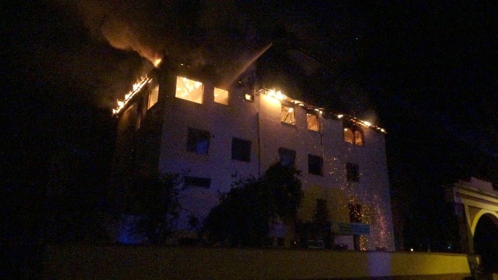 Alev alev yanan yurt binası büyük korku yaşattı