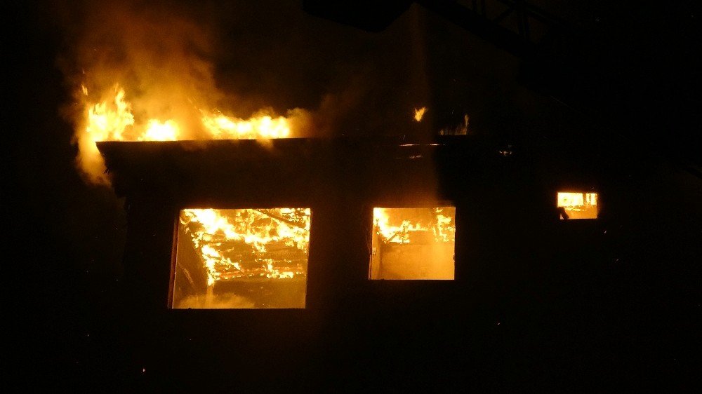 Alev alev yanan yurt binası büyük korku yaşattı