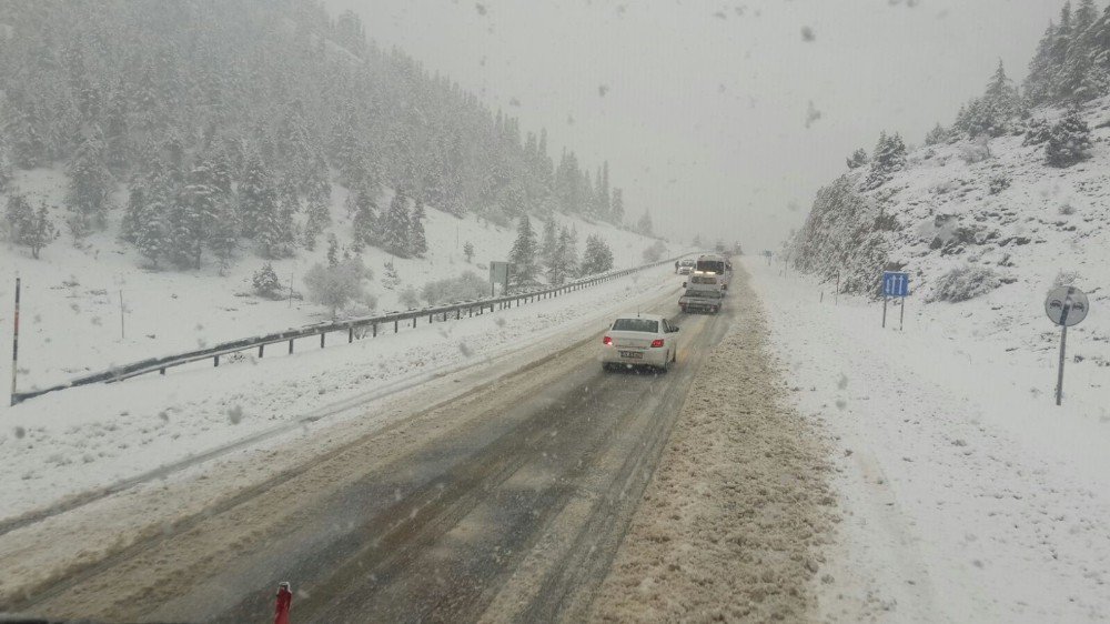 Kar ve tipi sürüyor! Konya'yı Antalya'ya bağlayan yolda kar kalınlığı 1 metreye yaklaştı