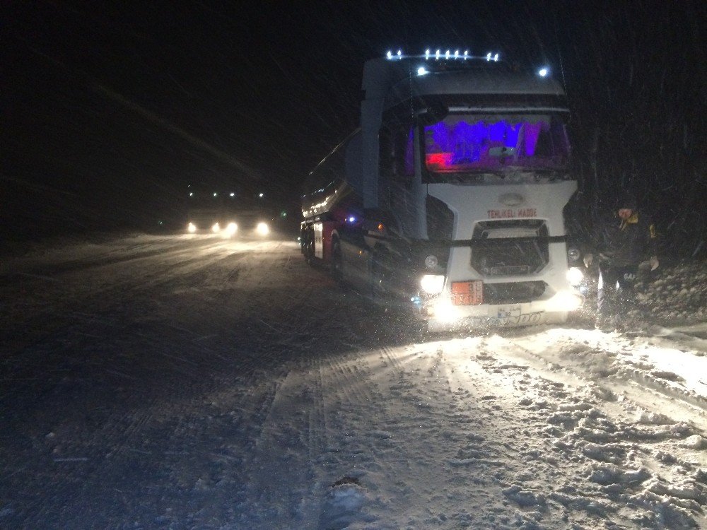 Kar ve tipi sürüyor! Konya'yı Antalya'ya bağlayan yolda kar kalınlığı 1 metreye yaklaştı