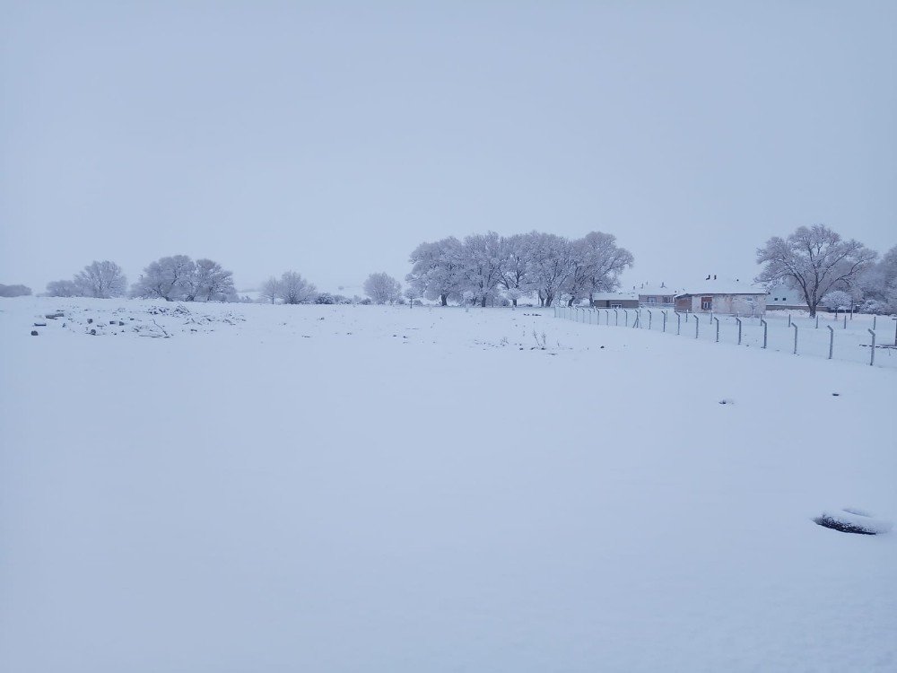 Konya'da kar yağışı çiftçilerin yüzünü güldürdü