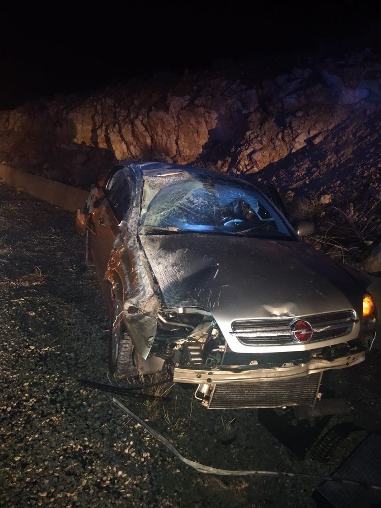 Virajı alamayan otomobil yoldan çıktı! 3 yaralı