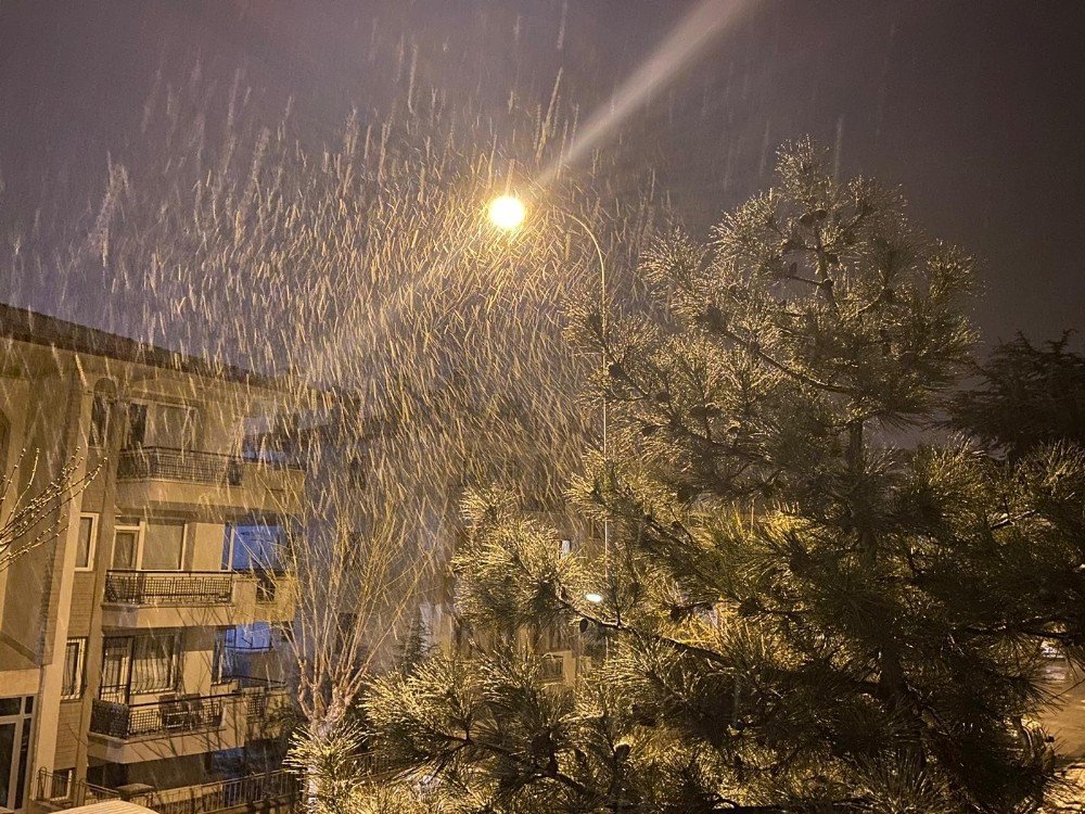 Afyonkarahisar’da gece yarısı kar sevinci
