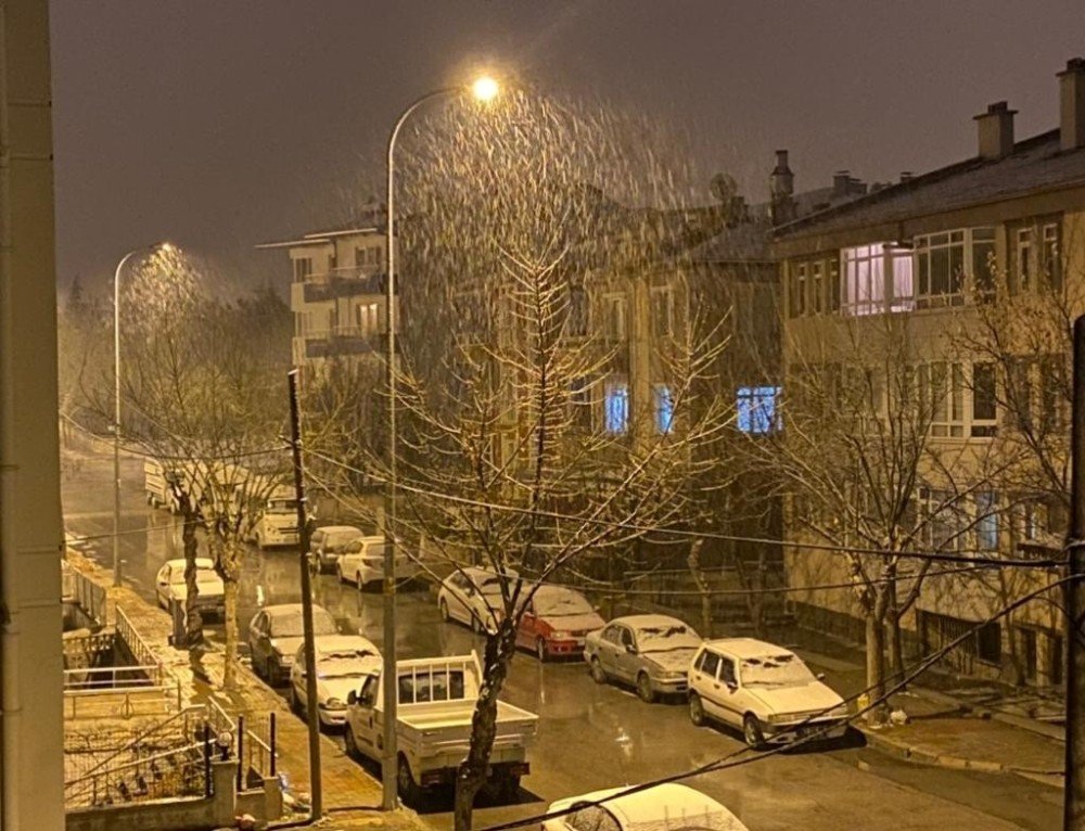 Afyonkarahisar’da gece yarısı kar sevinci