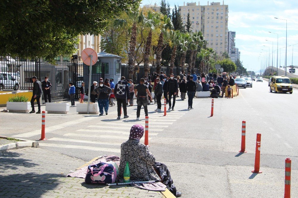 Uyuşturucu operasyonunda yakalanan 200 zanlının yakınları adliye önüne yığıldı! Polis müdahale etti