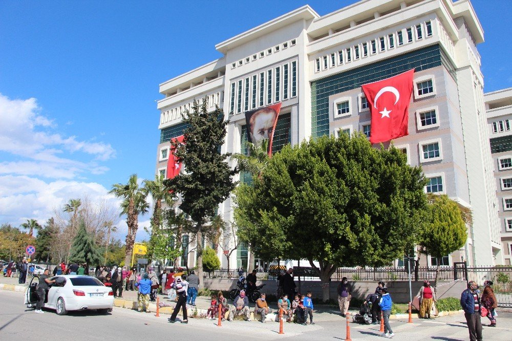 Uyuşturucu operasyonunda yakalanan 200 zanlının yakınları adliye önüne yığıldı! Polis müdahale etti