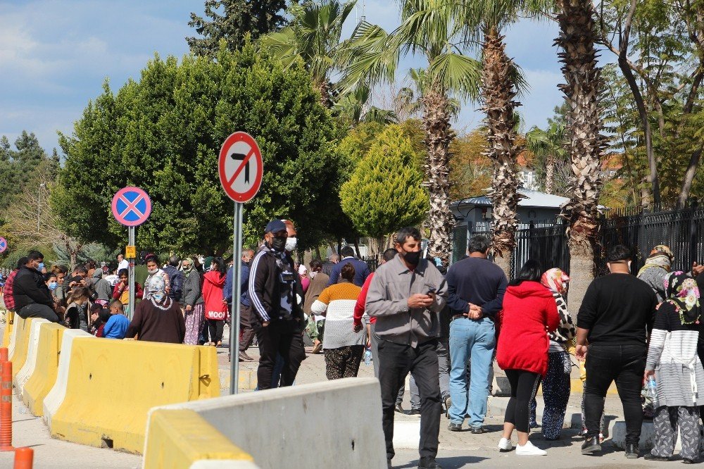 Uyuşturucu operasyonunda yakalanan 200 zanlının yakınları adliye önüne yığıldı! Polis müdahale etti