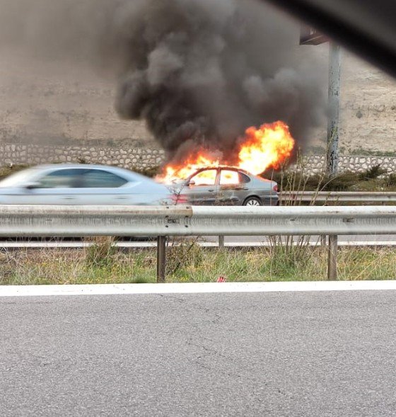 Adana-Pozantı otoyolunda seyir halindeki otomobil alev alev yandı