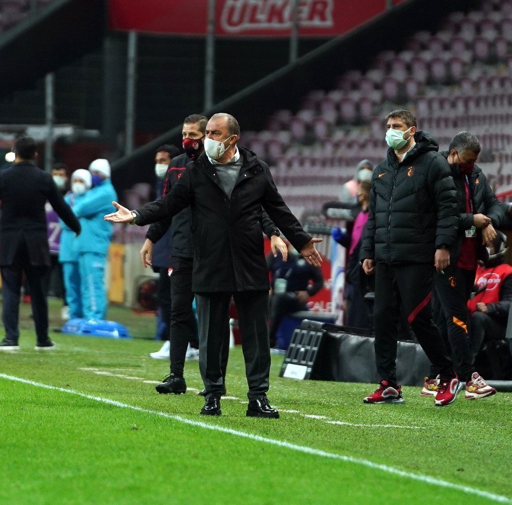 Fatih Terim maçın 77'nci dakikasında sarı kart gördü