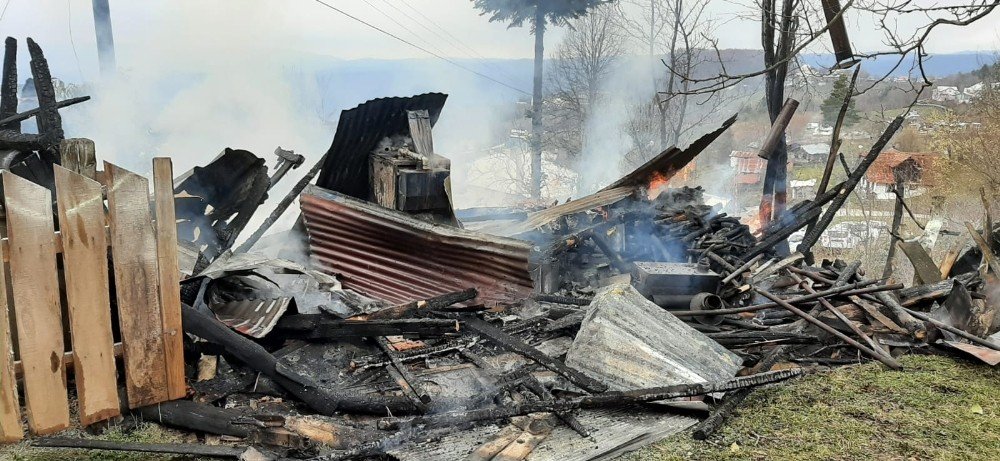 Kalorifer dairesinde başlayan yangın samanlığı kül etti! Ev kısmen yandı