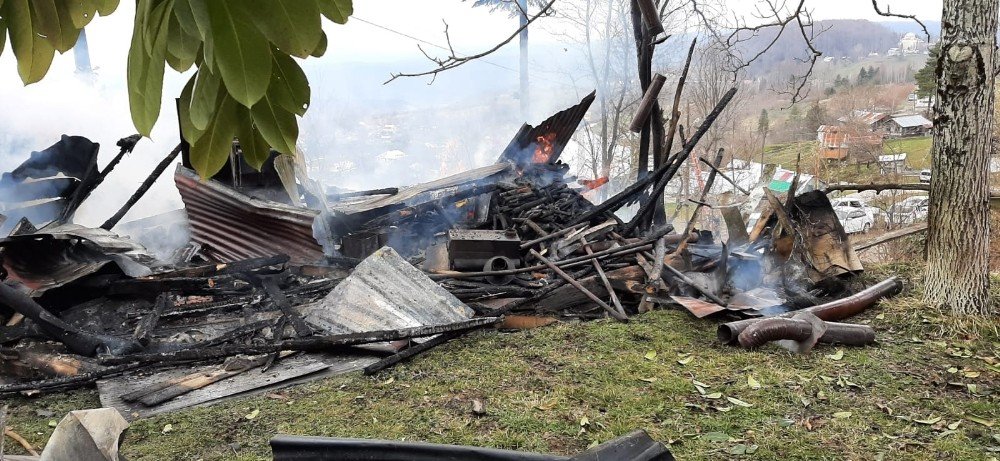 Kalorifer dairesinde başlayan yangın samanlığı kül etti! Ev kısmen yandı