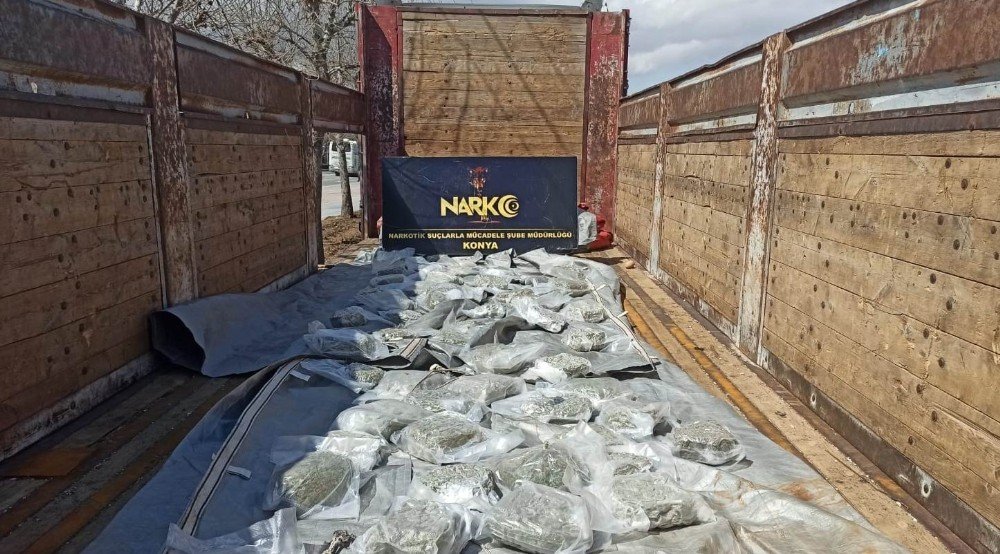 Konya’da boş tır dorsesinde çadıra gizlenmiş 32 kilo 450 gram esrar yakalandı