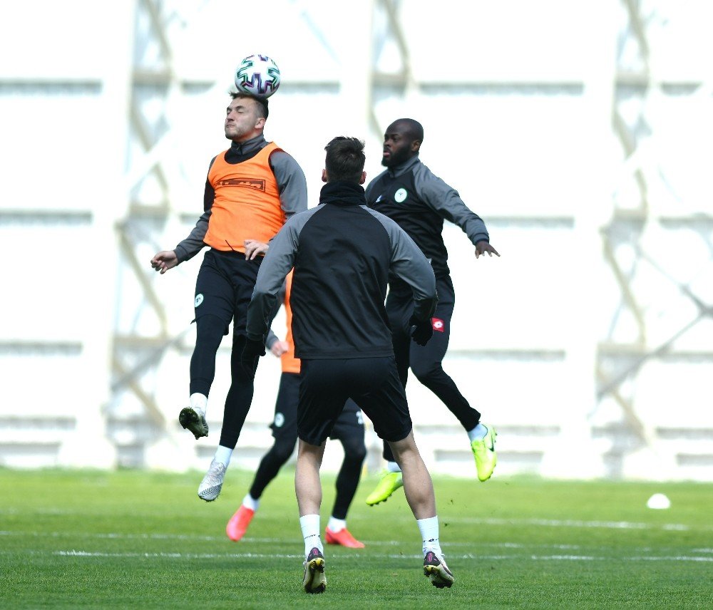 Konyaspor sahasında oynayacağı Alanyaspor maçına hazırlanıyor