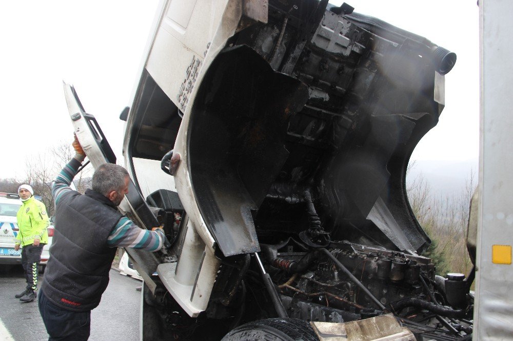 TEM Otoyolunda korkutan yangın! Kozmetik hammaddesi yüklü kamyon alev aldı