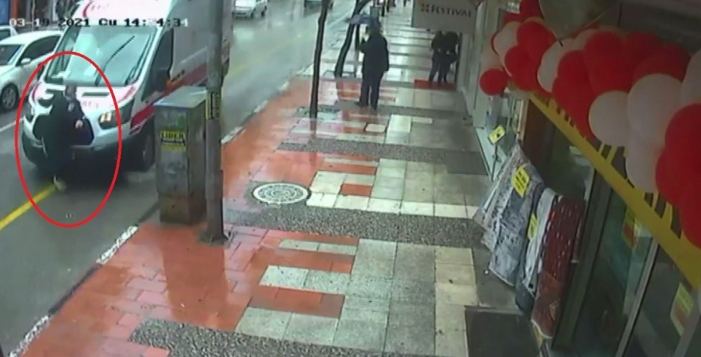 Ambulansın çarptığı down sendromlu şahıs metrelerce sürüklendi