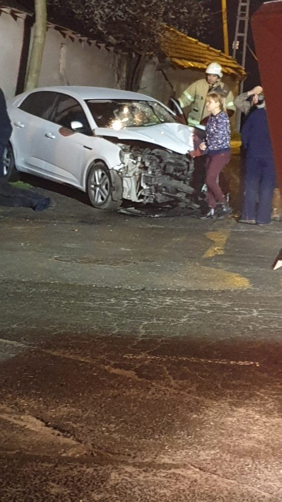 Elektrik direğine çarparak savrulan araçta feci ölüm!