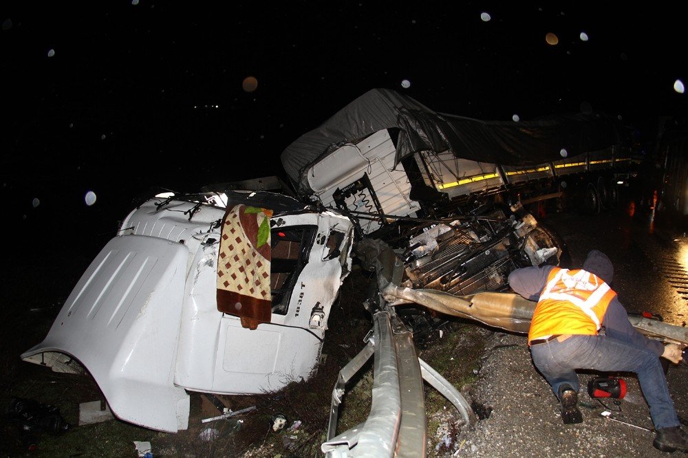 Feci kazada 2 kardeş ağır yaralandı! Tır şarampole devrildi kupası ikiye bölündü