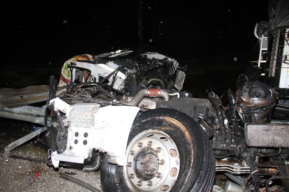 Feci kazada 2 kardeş ağır yaralandı! Tır şarampole devrildi kupası ikiye bölündü