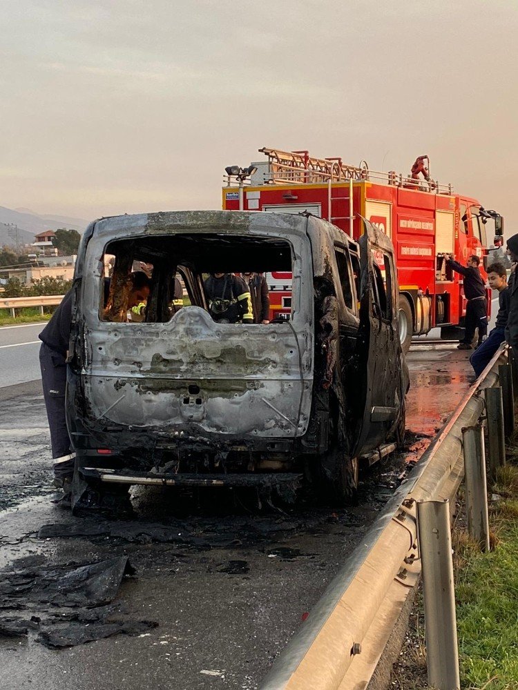 Otobanda aniden alev topuna dönen araçtan canlarını zor kurtardılar