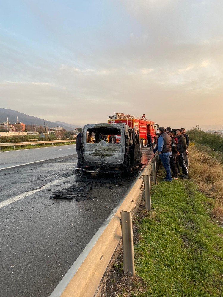 Otobanda aniden alev topuna dönen araçtan canlarını zor kurtardılar