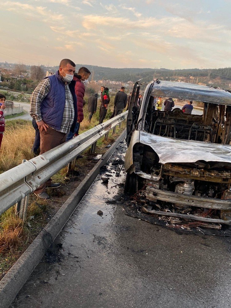 Otobanda aniden alev topuna dönen araçtan canlarını zor kurtardılar