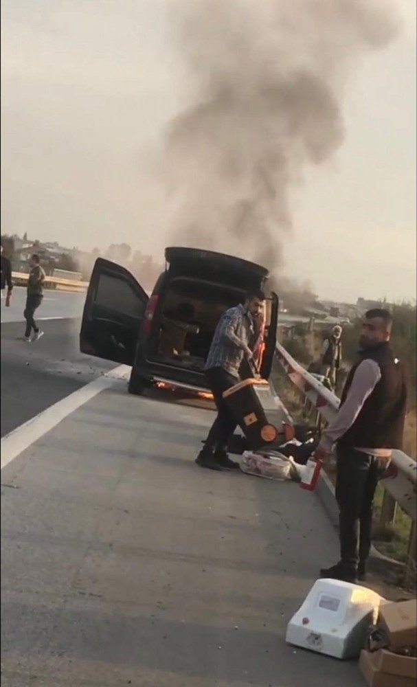 Otobanda aniden alev topuna dönen araçtan canlarını zor kurtardılar