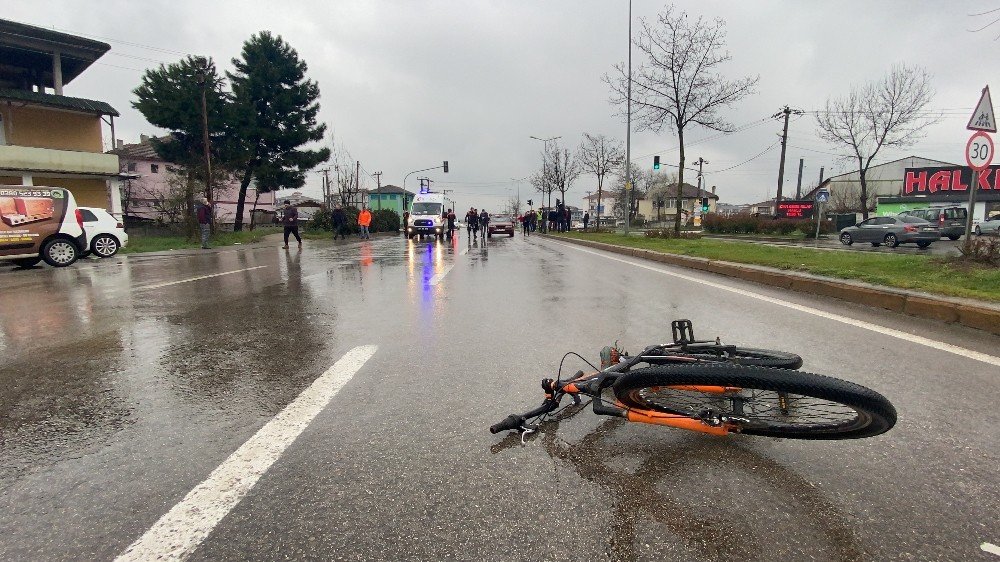 Yaya geçidinden bisikletiyle geçen adama otomobil çarptı